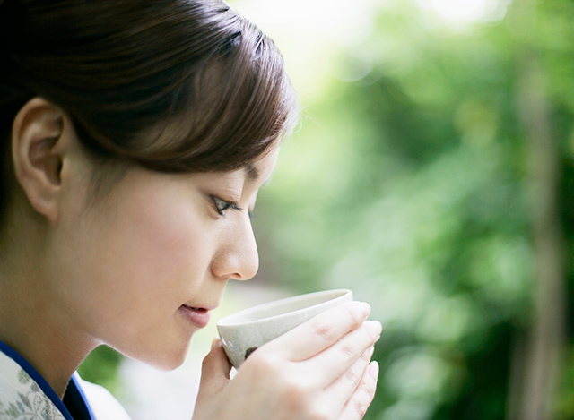 お茶を飲む女性